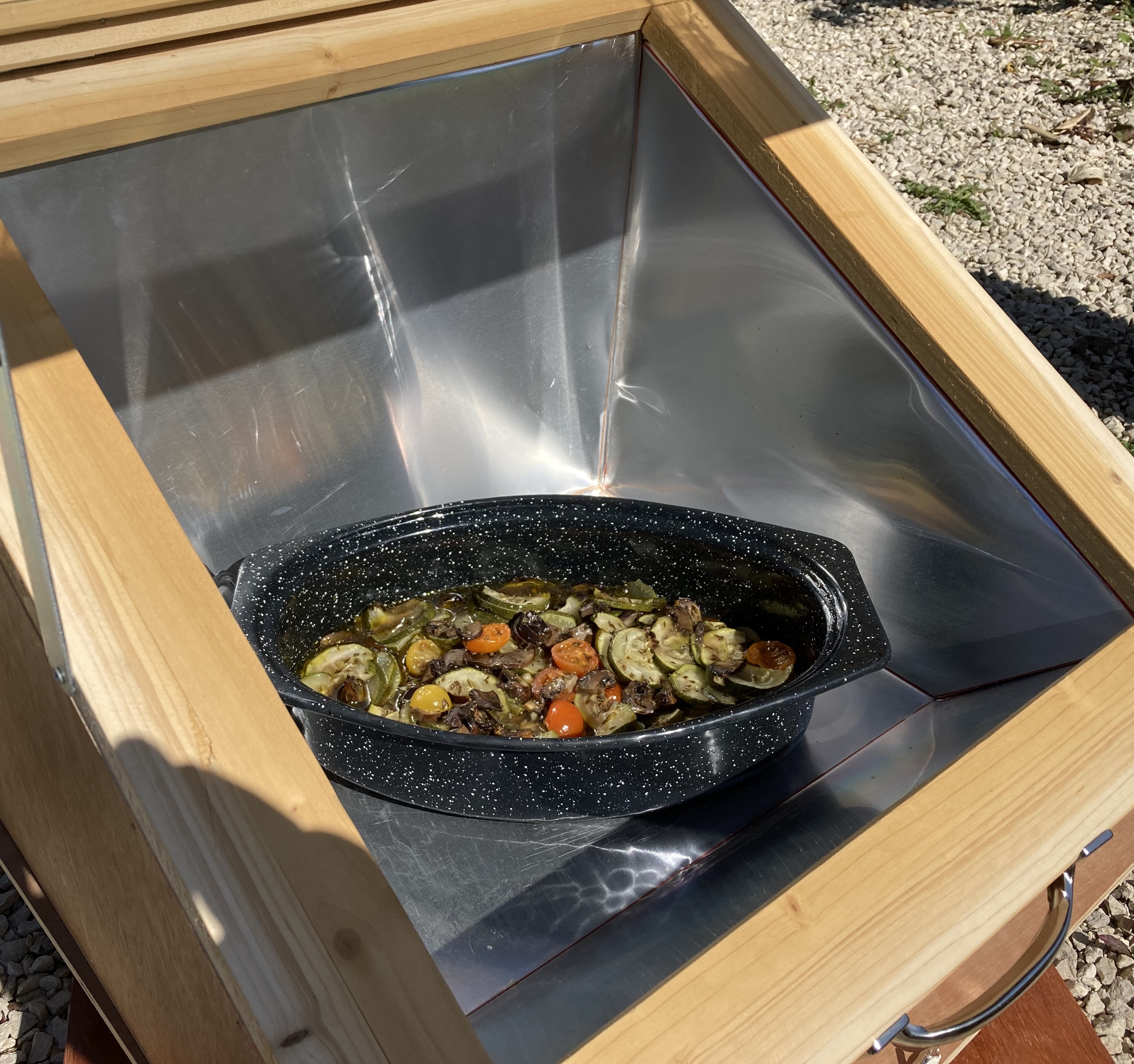 Ratatouille cuite dans un four solaire Sun & Bois